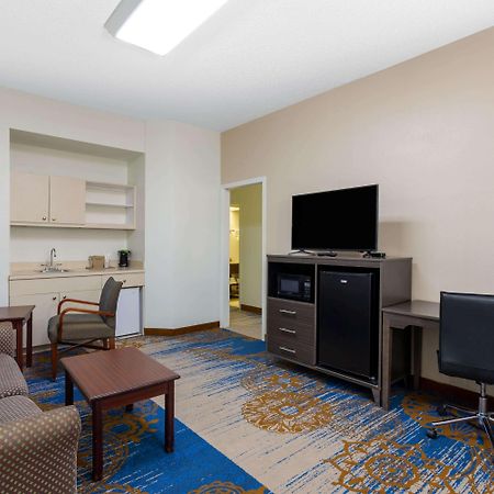 Baymont By Wyndham Tallahassee Bagian luar foto
